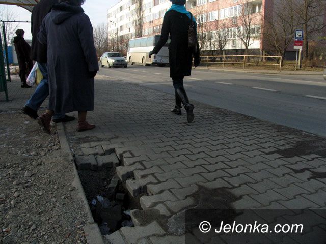 JELENIA GÓRA: Wilcze doły w chodnikach