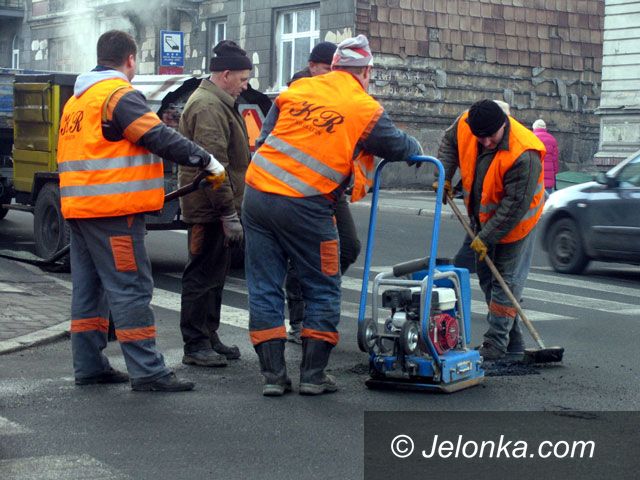 JELENIA GÓRA: Zimowe plombowanie dróg