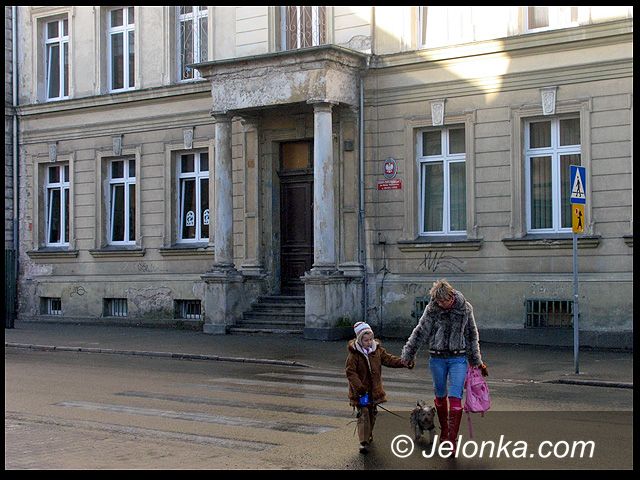 JELENIA GÓRA/ KRAJ: Zabójczy azbest w szkołach
