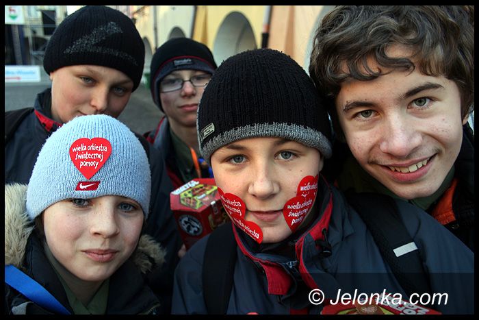 Jelenia Góra: Gra orkiestra Jurka Owsiaka – fotoreportaż do godz. 16