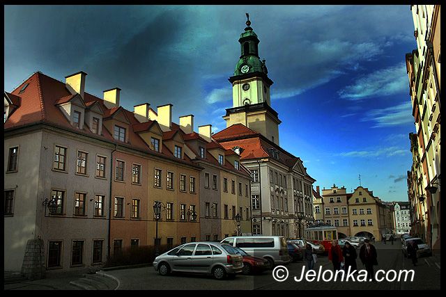 JELENIA GÓRA: Plac Ratuszowy zakazany dla samochodów?
