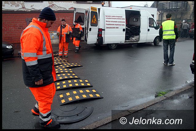 JELENIA GÓRA: „Leżący policjanci” przed Mechanikiem