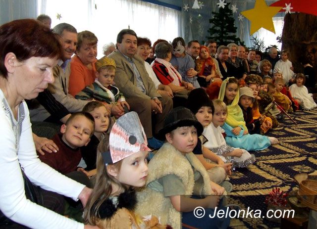JELENIA GÓRA: Pamiętają o babciach i dziadkach