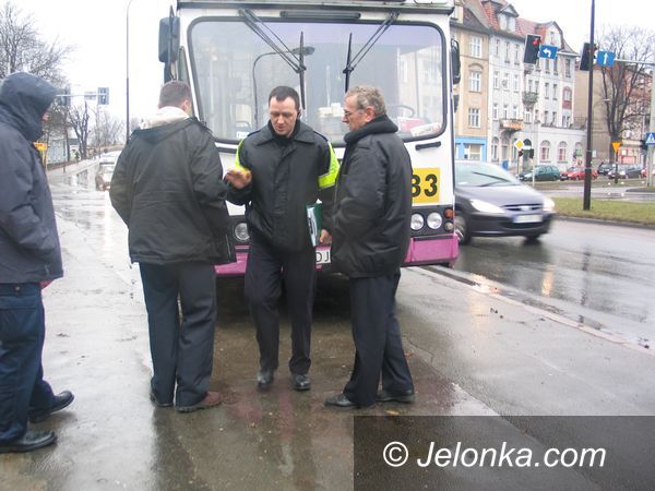 JELENIA GÓRA: Autobus miejski w tarapatach