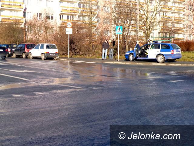 JELENIA GÓRA: Kraksa na śliskim skrzyżowaniu