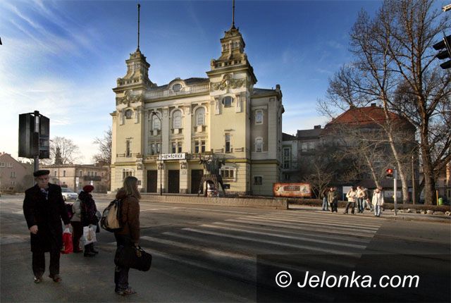 JELENIA GÓRA: Jedzą, piją, lulki palą&#8230;