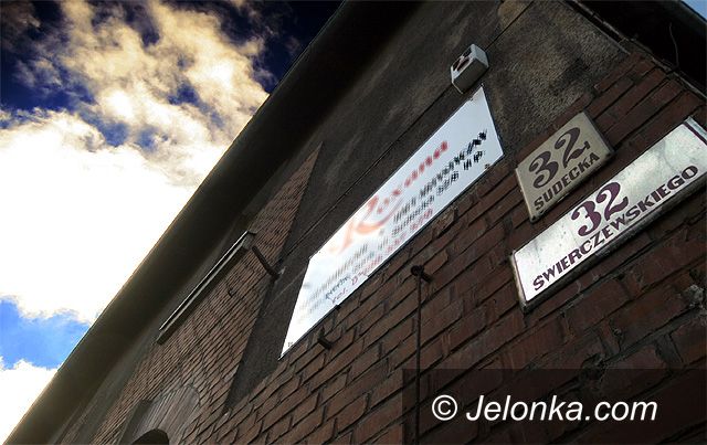 JELENIA GÓRA: Uliczne relikty na szyldach
