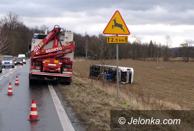 JELENIA GÓRA: Ciężarówkę wyciągnięto z rowu