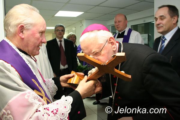 JELENIA GÓRA: Biskup legnicki odwiedził chorych