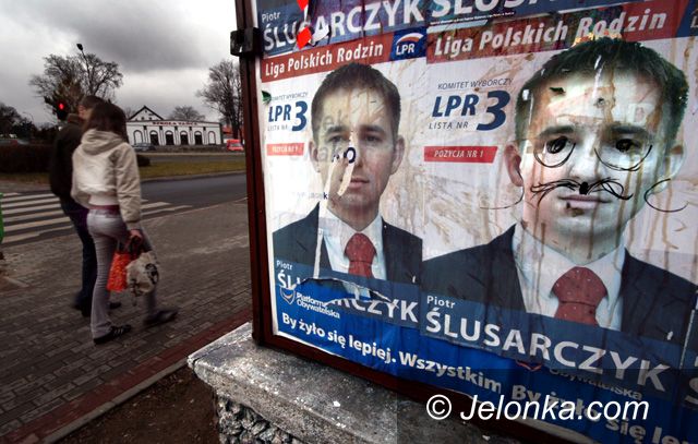 JELENIA GÓRA: Powyborcze podchody plakatowe