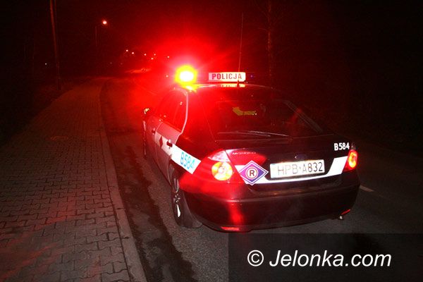 JELENIA GÓRA: Zatoczył się i wpadł pod samochód