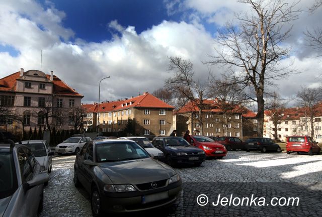 JELENIA GÓRA: W dzień parkują, w nocy wariują
