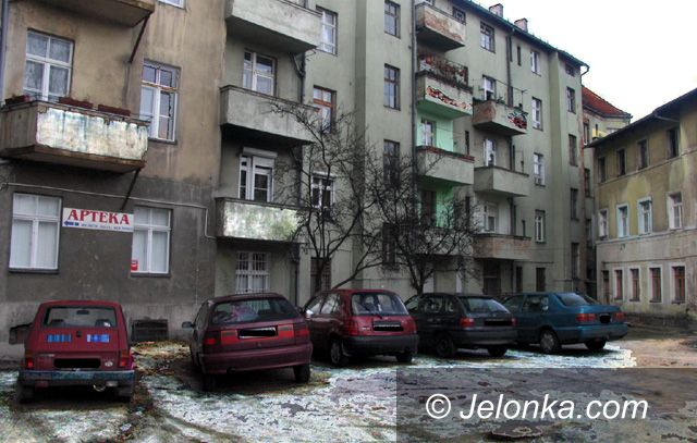 JELENIA GÓRA: Trup przed oficyną