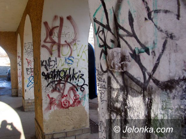 JELENIA GÓRA: Dyktat grafficiarzy w uzdrowisku