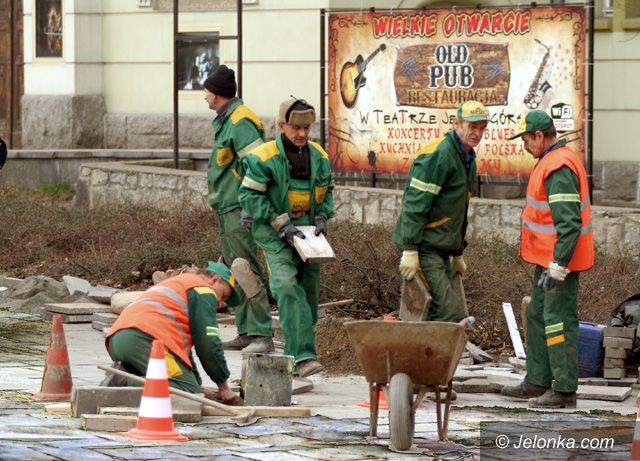 Jelenia Góra: Mniej wybojów przed teatrem