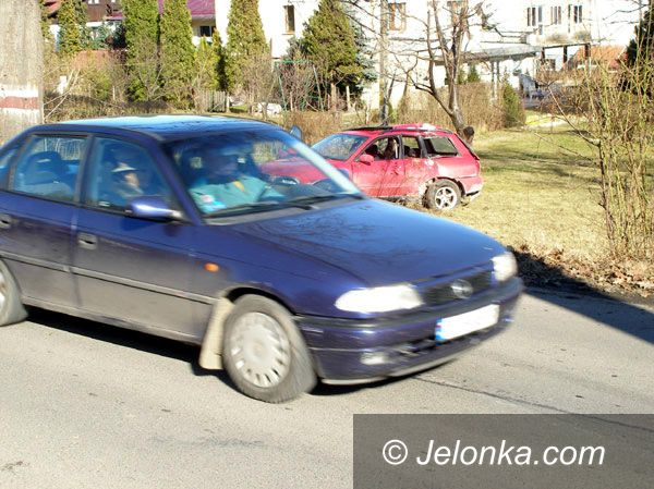 JELENIA GÓRA: Po brawurowej jeździe – audi w polu