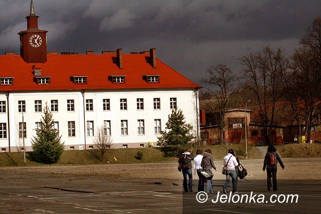 JELENIA GÓRA: Ciemne sprawki w dawnych koszarach