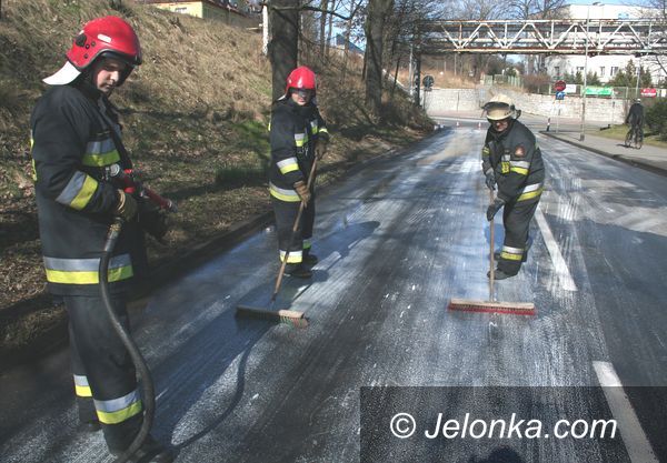 JELENIA GÓRA: Ślisko na Karola Miarki – rozlała się farba
