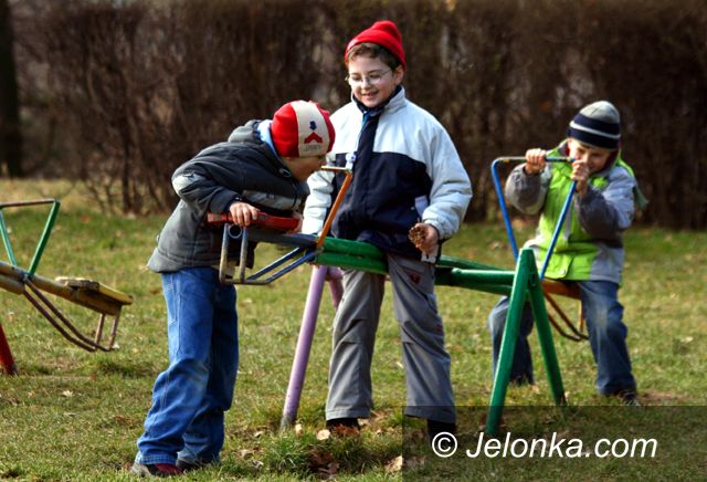 JELENIA GÓRA/ KRAJ: Za reformę oświaty słono zapłacą rodzice