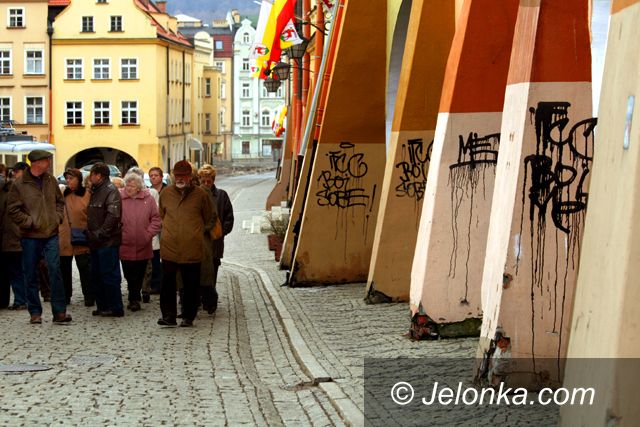 JELENIA GÓRA: Urodzinowy wstyd na placu Ratuszowym
