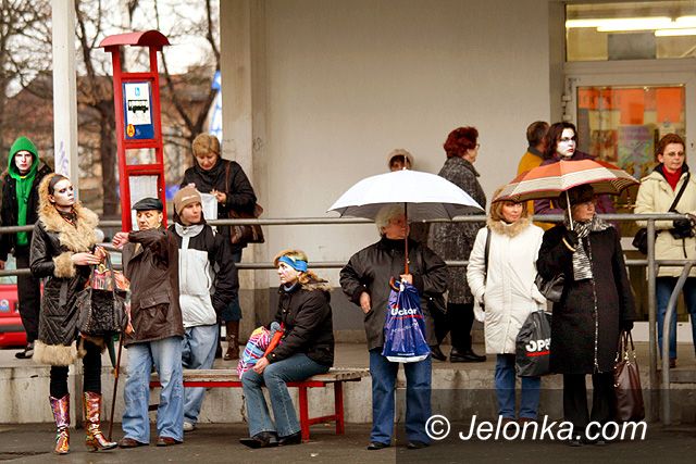 JELENIA GÓRA: Sięgają do portfela pasażera