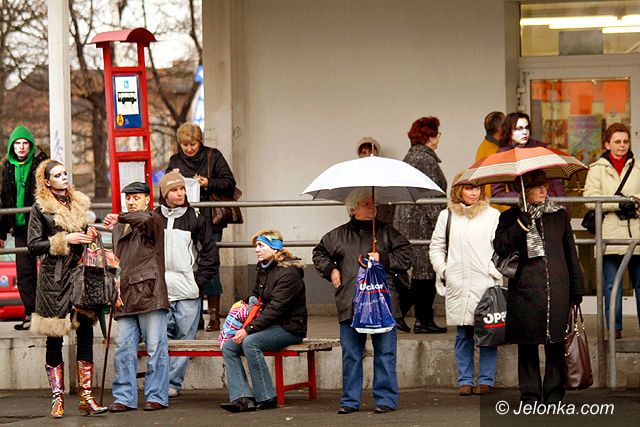 JELENIA GÓRA: Sięgają do portfela pasażera