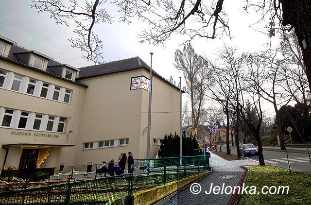 JELENIA GÓRA: Vivat Universitas! – zmiana szyldów na uczelni