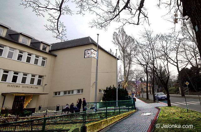 JELENIA GÓRA: Vivat Universitas! – zmiana szyldów na uczelni