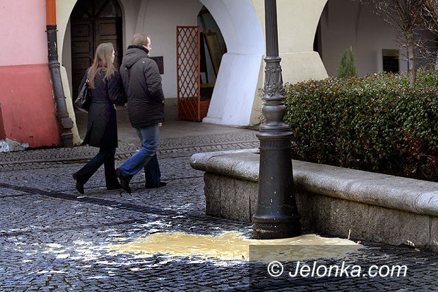 JELENIA GÓRA: Świąteczna plama na placu Ratuszowym
