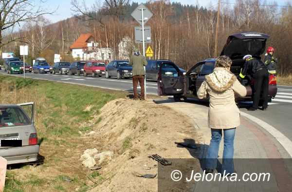 JELENIA GÓRA: Na giełdę spiesz się powoli – kraksa przy Lubańskiej