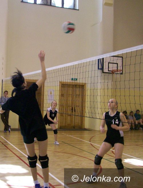 JELENIA GÓRA: Emocje w rozgrywkach siatkówki dziewcząt