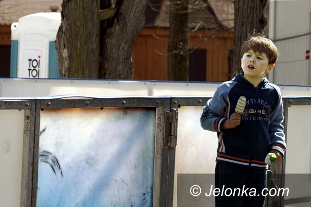 JELENIA GÓRA: Sprzątanie parków – ostatnie dni lodowiska