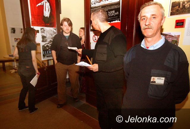 JELENIA GÓRA: Wstrząsająca sztuka w gąszczu korytarzy