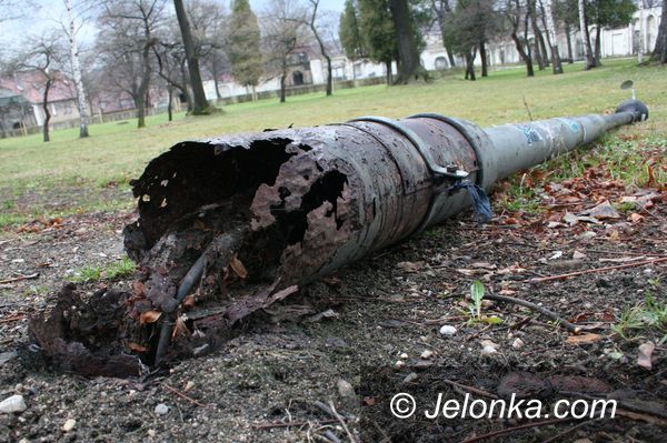JELENIA GÓRA: Rdza zżera słupy latarni