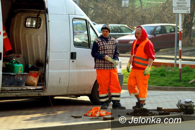 JELENIA GÓRA: Chodnikowe zapory przed urzędem