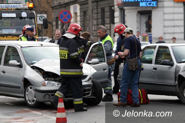 JELENIA GÓRA: Kraksa na Wolności – renówki w opałach