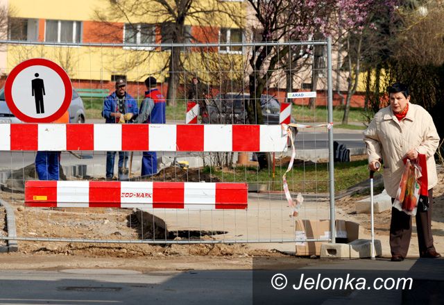JELENIA GÓRA: Układali rury – ułożą chodniki