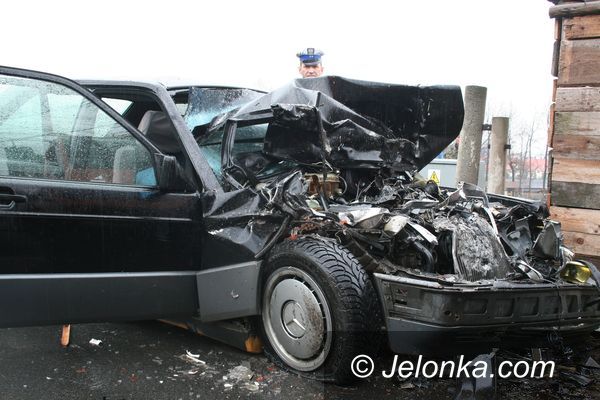 JELENIA GÓRA: Groźna kraksa na wąskiej drodze