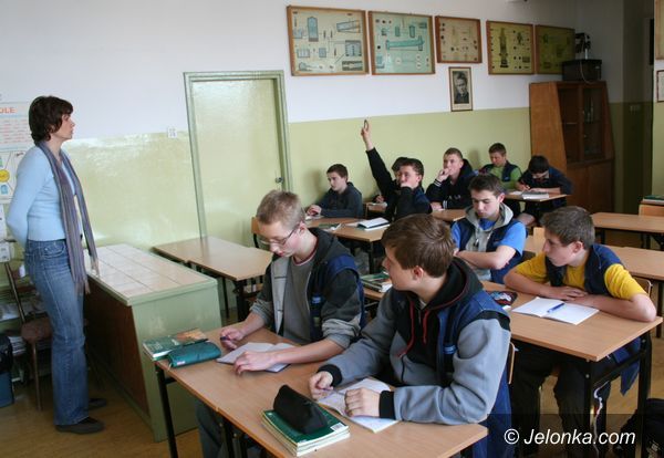 JELENIA GÓRA: Gimnazjaliści bez komórek
