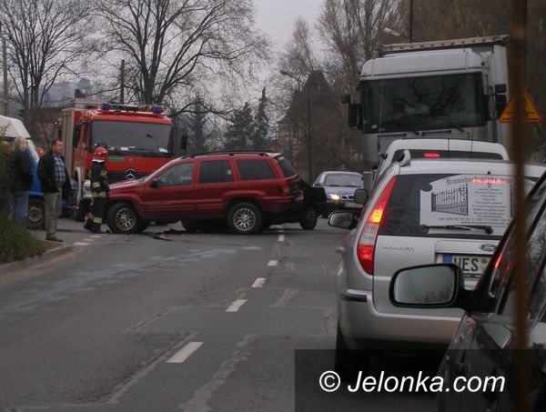 JELENIA GÓRA: Wjechał pod samochód, bo się zagapił