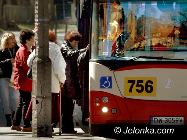 JELENIA GÓRA: Nocne demolki w miejskich autobusach