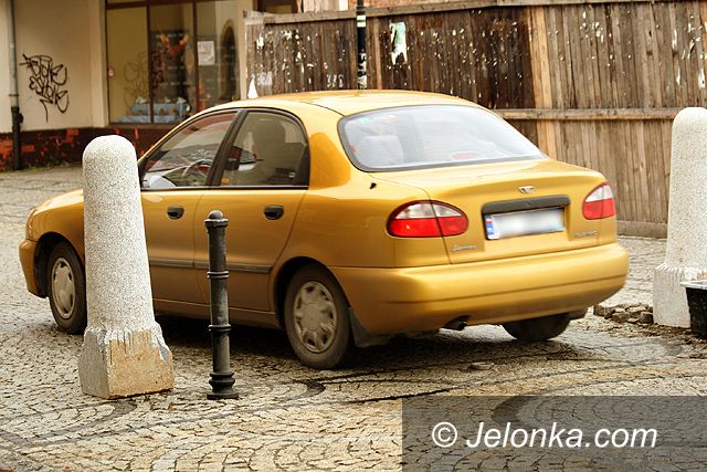 JELENIA GÓRA: Granitowa blokada centrum