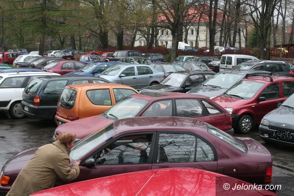 JELENIA GÓRA: Męki podatników przy urzędzie skarbowym