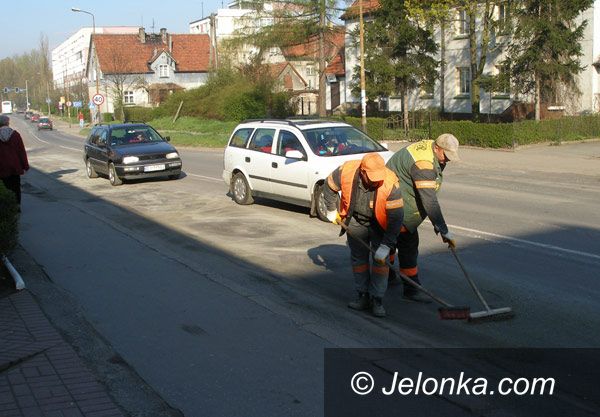 JELENIA GÓRA: Plama oleju na ruchliwym skrzyżowaniu