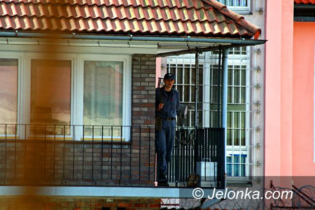 JELENIA GÓRA: Policjant z Cieplic aresztowany