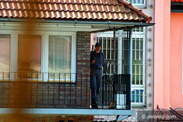 JELENIA GÓRA: Policjant z Cieplic aresztowany