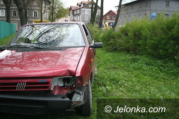 JELENIA GÓRA: Zerwał się z holu i wpadł na pobocze