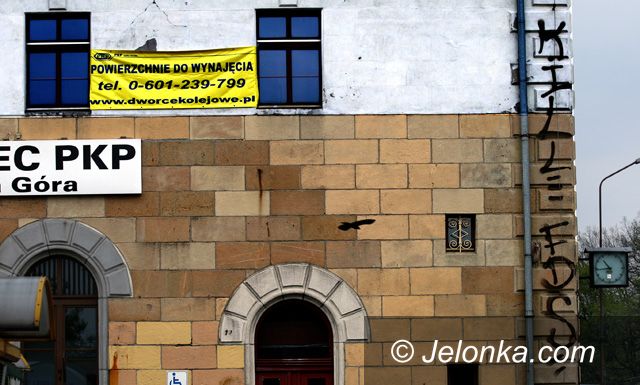 JELENIA GÓRA: Wandale niszczą dworzec kolejowy