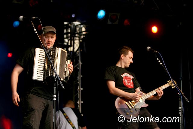 JELENIA GÓRA: Biało–czerwona Jelenia Góra z gwiazdami rocka