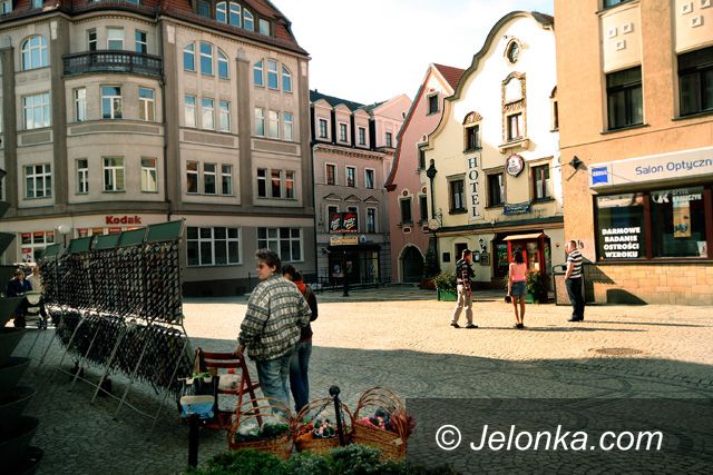 JELENIA GÓRA: Rogaty pomnik na jeleniogórskiej starówce